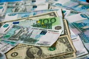 sfondo di carta fatture dollari, euro e rubli. moneta scambio Vota foto
