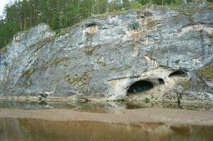 karstovy maggior parte roccia, olenyi ruchy natura parco nel il sverdlovsk regione foto