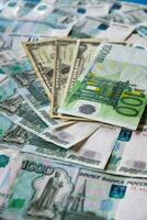 sfondo di carta fatture dollari, euro e rubli. moneta scambio Vota foto