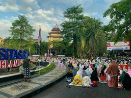 sholat idul fitri. indonesiano musulmano Comunità siamo fare eid al Fitr preghiera nel all'aperto la zona. sholat idul adha nel Università campo con parole si intende indipendente Università foto