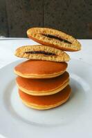 dorayaki. giapponese fagiolo incolla pancake su un' bianca sfondo. Dorayaki è un' torta quello arriva a partire dal Giappone foto