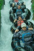 karanganyar, Indonesia - Maggio 17, 2023 rafting su il fiume karanganyar, Indonesia quale è uno di il fiumi Usato per studenti foto