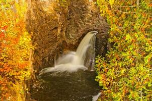 nascosto cascate nel il autunno foto