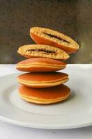 dorayaki. giapponese fagiolo incolla pancake su un' bianca sfondo. Dorayaki è un' torta quello arriva a partire dal Giappone foto