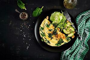 chetogenico, paleo dieta prima colazione. frittata con spinaci e avocado, cetriolo. superiore Visualizza, copia spazio foto