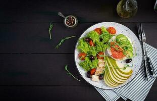 salutare prima colazione. panini con crema formaggio, salmone, avocado e fetta Pera su piatto. superiore Visualizza, alto foto