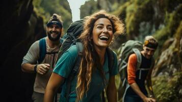 gruppo di contento amici e ridendo, turismo, viaggiare, persone condivisione bene e positivo umore, zaino campeggio escursioni a piedi viaggio viaggio trekking concetto, con sfocato sfondo, generativo ai illustrazione foto