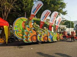 un' parata veicolo nel celebrazione di il 730esimo anniversario di surabaya. surabaya, Indonesia - Maggio, 2023 foto