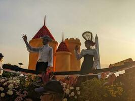 un' parata veicolo con persone su esso nel celebrazione di il 730esimo anniversario di surabaya. surabaya, Indonesia - Maggio, 2023 foto