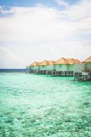 bellissimo resort tropicale delle Maldive e isola con spiaggia e mare and foto