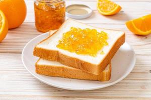 fette di pane con marmellata di arance foto