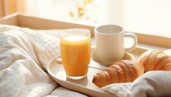 prima colazione vassoio con arancia succo, Cornetti e latte nel il camera foto