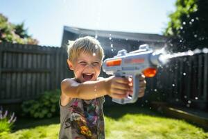 bambini avendo un' acqua pistola combattimento nel loro Giardino dietro la casa foto con vuoto spazio per testo