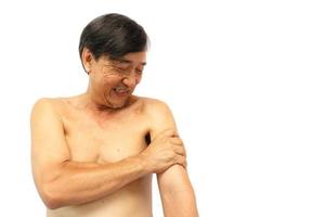 affaticamento muscolare vecchio uomo tailandese invecchiato afferrare il suo braccio. e area vuota foto