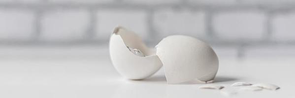 guscio d'uovo bianco di un uovo di gallina rotto con cocci isolati su uno sfondo bianco. striscione.pasqua foto