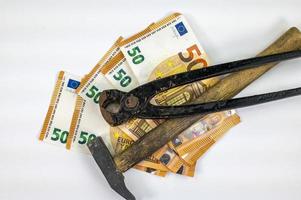 Banconote da 50 euro con attrezzi da lavoro