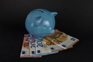 salva da naio sopra le banconote in euro foto