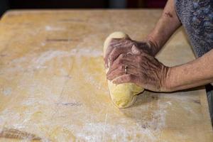 la nonna che prepara la pasta fatta in casa foto