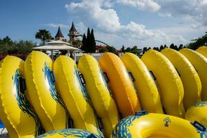 giallo gonfiabile Barche per nuoto nel il parco su un' soleggiato giorno foto