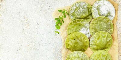 verde ravioli verde Impasto spinaci, basilico verdura cibo salutare pasto cibo merenda su il tavolo copia spazio cibo sfondo rustico superiore Visualizza foto