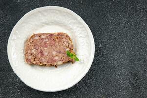 terrina rustico cibo tritato carne al forno nel il forno verdura cibo salutare pasto cibo merenda su il tavolo copia spazio cibo sfondo rustico superiore Visualizza foto