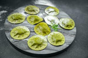 verde ravioli verde Impasto spinaci, basilico verdura cibo salutare pasto cibo merenda su il tavolo copia spazio cibo sfondo rustico superiore Visualizza foto