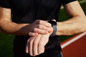 uomo uso fitness orologio a stadio foto