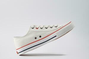 casuale scarpe da ginnastica su bianca sfondo, creativo minimalismo foto