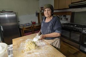 la nonna che prepara la pasta fatta in casa