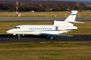 Senza titolo attività commerciale Jet passeggeri aereo a aeroporto. aziendale volo viaggio. aviazione e aereo. vip trasporto. azienda e società trasporto. volare e volare. foto