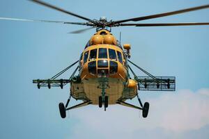 Senza titolo militare elicottero a aria base. aria vigore e esercito volo trasporto. aviazione e elicotteri. trasporto e ponte aereo. militare industria. volare e volare. foto