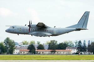 Senza titolo militare trasporto aereo a aria base. aeroporto e aeroporto. aria vigore e esercito volo operazione. aviazione e aereo. aria sollevare. militare industria. volare e volare. foto