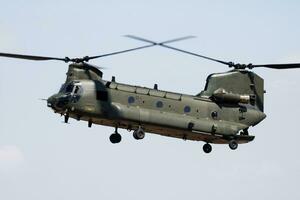 Senza titolo militare elicottero a aria base. aria vigore e esercito volo trasporto. aviazione e elicotteri. trasporto e ponte aereo. militare industria. volare e volare. foto