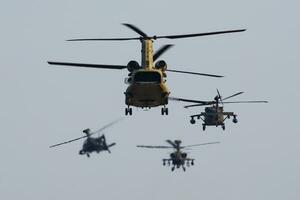 Senza titolo militare elicottero a aria base. aria vigore e esercito volo trasporto. aviazione e elicotteri. trasporto e ponte aereo. militare industria. volare e volare. foto