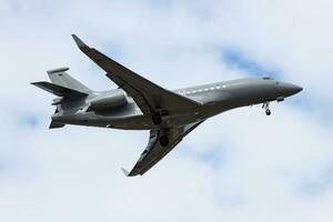 Senza titolo militare trasporto aereo a aria base. aeroporto e aeroporto. aria vigore e esercito volo operazione. aviazione e aereo. aria sollevare. militare industria. volare e volare. foto