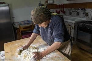 la nonna che prepara la pasta fatta in casa