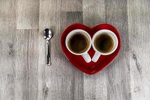 due tazzine di caffè con piattino a cuore