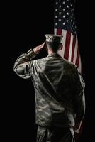 rispetto e onore un' travolgente indietro Visualizza fotografia di militare salutando il Stati Uniti d'America bandiera, un' omaggio per patriottismo e sacrificio generativo ai foto