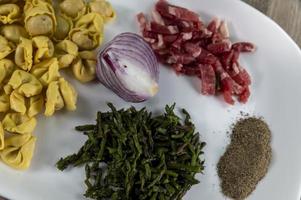 ingredienti per cappelletti, pancetta e asparagi foto