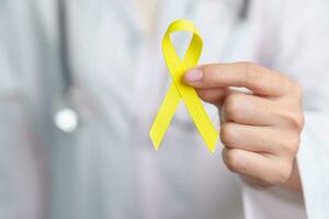 giallo settembre, suicidio prevenzione giorno, infanzia, sarcoma, osso e Vescica urinaria cancro consapevolezza mese, giallo nastro per supporto persone vita e malattia. assistenza sanitaria e mondo cancro giorno concetto foto