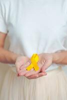 giallo settembre, suicidio prevenzione giorno, infanzia, sarcoma, osso e Vescica urinaria cancro consapevolezza mese, giallo nastro per supporto persone vita e malattia. assistenza sanitaria e mondo cancro giorno concetto foto