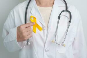 giallo settembre, suicidio prevenzione giorno, infanzia, sarcoma, osso e Vescica urinaria cancro consapevolezza mese, giallo nastro per supporto persone vita e malattia. assistenza sanitaria e mondo cancro giorno concetto foto