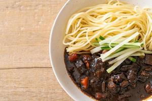 jajangmyeon o jjajangmyeon sono noodle coreani con salsa nera black foto