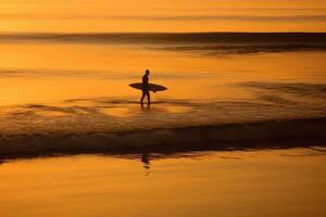 un' solitario surfer aspetta per il Perfetto onda a tramonto, il oceano scintillante sotto il caldo tonalità. generativo ai foto