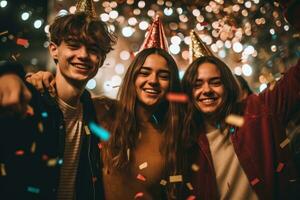 gruppo di giovane ragazze e ragazzi amici celebrare nuovo anni vigilia con potabile occhiali. generativo ai foto