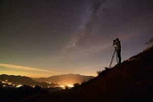 un' Osservatore di stelle posatoi su un' collina, il suo telescopio appuntito in direzione il notte Il cielo è celeste corpi. generativo ai foto