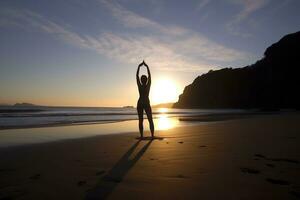 un' giovane donna pratiche yoga su un' appartato spiaggia a Alba. generativo ai foto