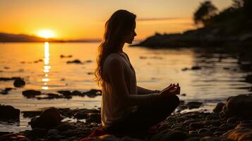 yogi Meditare su il spiaggia a tramonto. generativo ai foto