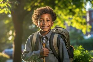 ritratto di un' africano americano alunno ragazzo pronto per il primo giorno di scuola indossare un' zaino e in posa con un' grande Sorridi. generativo ai foto