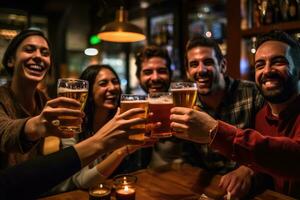 un' gruppo di amici tostatura e festeggiare con loro birre nel un' vibrante, bene - illuminato sbarra. generativo ai foto